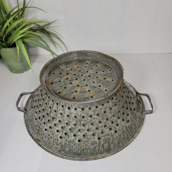 Vintage Gray Graniteware Colander Strainer Round & Handles Antique Kitchenware - Picture 4 of 6